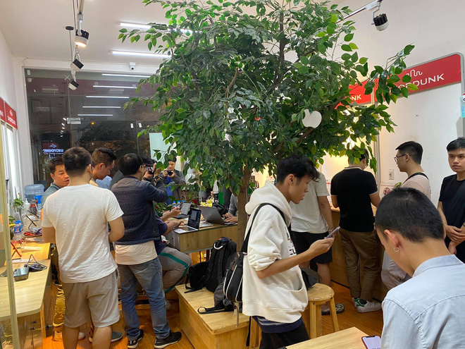 Rồng rắn đi xem iPhone 12, iPhone 12 Pro đầu tiên về Hà Nội lúc nửa đêm - 2 Rồng rắn đi xem iPhone 12, iPhone 12 Pro đầu tiên về Hà Nội lúc nửa đêm - 2