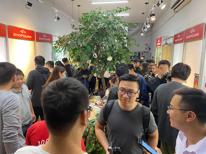 Rồng rắn đi xem iPhone 12, iPhone 12 Pro đầu tiên về Hà Nội lúc nửa đêm - 3 Rồng rắn đi xem iPhone 12, iPhone 12 Pro đầu tiên về Hà Nội lúc nửa đêm - 3