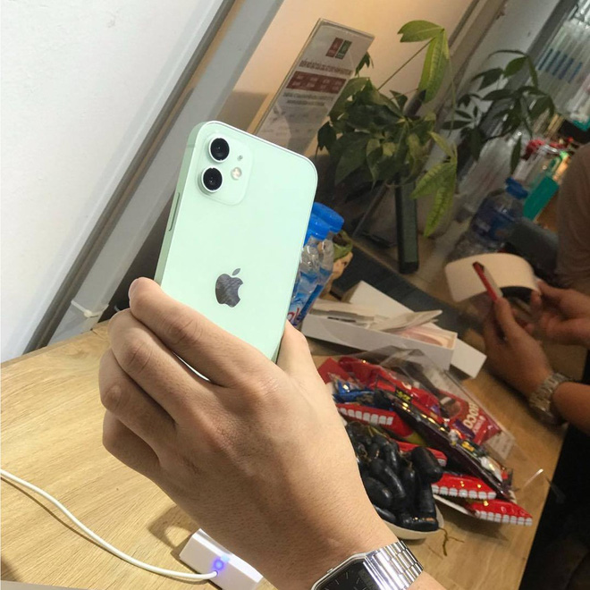 Rồng rắn đi xem iPhone 12, iPhone 12 Pro đầu tiên về Hà Nội lúc nửa đêm Rồng rắn đi xem iPhone 12, iPhone 12 Pro đầu tiên về Hà Nội lúc nửa đêm