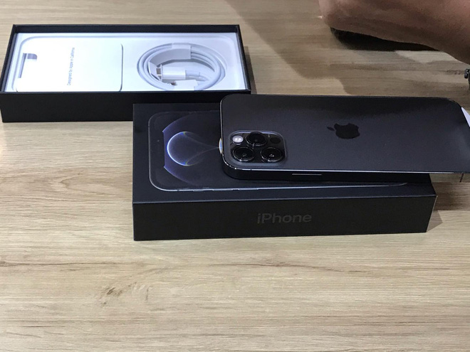 Rồng rắn đi xem iPhone 12, iPhone 12 Pro đầu tiên về Hà Nội lúc nửa đêm - 1 Rồng rắn đi xem iPhone 12, iPhone 12 Pro đầu tiên về Hà Nội lúc nửa đêm - 1
