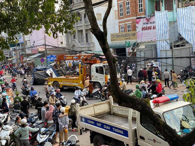 Đà Lạt: Ô tô tải mất thắng lao xuống dốc, lùa hàng loạt xe máy rồi lật nghiêng khiến nhiều người kinh hãi - 1 Đà Lạt: Ô tô tải mất thắng lao xuống dốc, lùa hàng loạt xe máy rồi lật nghiêng khiến nhiều người kinh hãi - 1