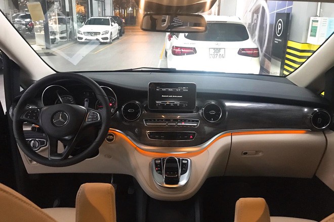 Mercedes-Benz V 250 AMG đầu tiên về Việt Nam: Ngoại hình thể thao, nội thất sang chảnh, giá thấp hơn gần tỷ đồng so với Toyota Alphard - 8 Mercedes-Benz V 250 AMG đầu tiên về Việt Nam: Ngoại hình thể thao, nội thất sang chảnh, giá thấp hơn gần tỷ đồng so với Toyota Alphard - 8