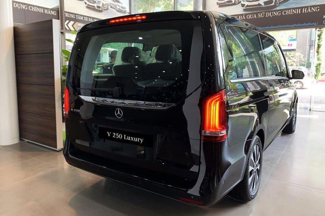 Mercedes-Benz V 250 AMG đầu tiên về Việt Nam: Ngoại hình thể thao, nội thất sang chảnh, giá thấp hơn gần tỷ đồng so với Toyota Alphard - 7 Mercedes-Benz V 250 AMG đầu tiên về Việt Nam: Ngoại hình thể thao, nội thất sang chảnh, giá thấp hơn gần tỷ đồng so với Toyota Alphard - 7