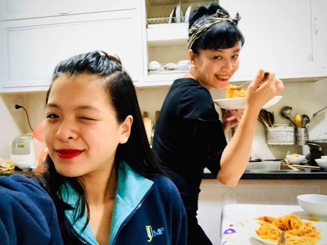 Choáng với hình ảnh 'một trời một vực' của Hồng Khanh khi làm 'con gái của mẹ Chiều Xuân' và khi đăng mạng - 5 Choáng với hình ảnh 'một trời một vực' của Hồng Khanh khi làm 'con gái của mẹ Chiều Xuân' và khi đăng mạng - 5