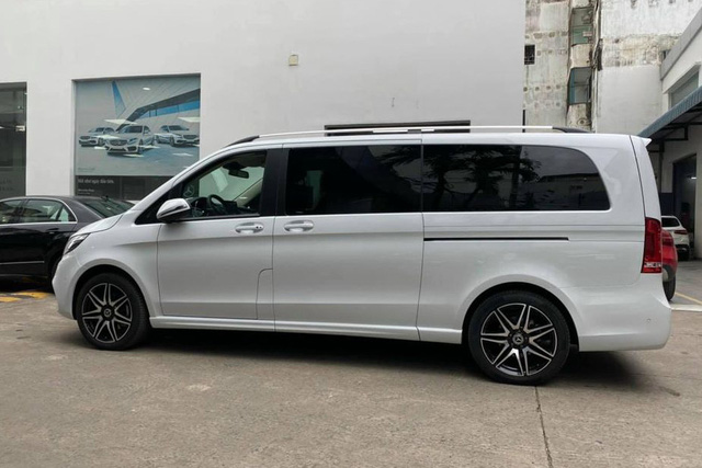 Mercedes-Benz V 250 AMG đầu tiên về Việt Nam: Ngoại hình thể thao, nội thất sang chảnh, giá thấp hơn gần tỷ đồng so với Toyota Alphard - 5 Mercedes-Benz V 250 AMG đầu tiên về Việt Nam: Ngoại hình thể thao, nội thất sang chảnh, giá thấp hơn gần tỷ đồng so với Toyota Alphard - 5