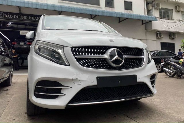 Mercedes-Benz V 250 AMG đầu tiên về Việt Nam: Ngoại hình thể thao, nội thất sang chảnh, giá thấp hơn gần tỷ đồng so với Toyota Alphard - 2 Mercedes-Benz V 250 AMG đầu tiên về Việt Nam: Ngoại hình thể thao, nội thất sang chảnh, giá thấp hơn gần tỷ đồng so với Toyota Alphard - 2
