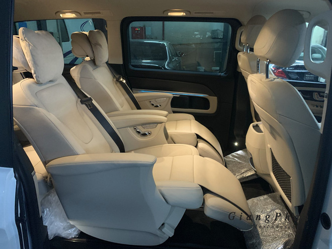 Mercedes-Benz V 250 AMG đầu tiên về Việt Nam: Ngoại hình thể thao, nội thất sang chảnh, giá thấp hơn gần tỷ đồng so với Toyota Alphard - 4 Mercedes-Benz V 250 AMG đầu tiên về Việt Nam: Ngoại hình thể thao, nội thất sang chảnh, giá thấp hơn gần tỷ đồng so với Toyota Alphard - 4