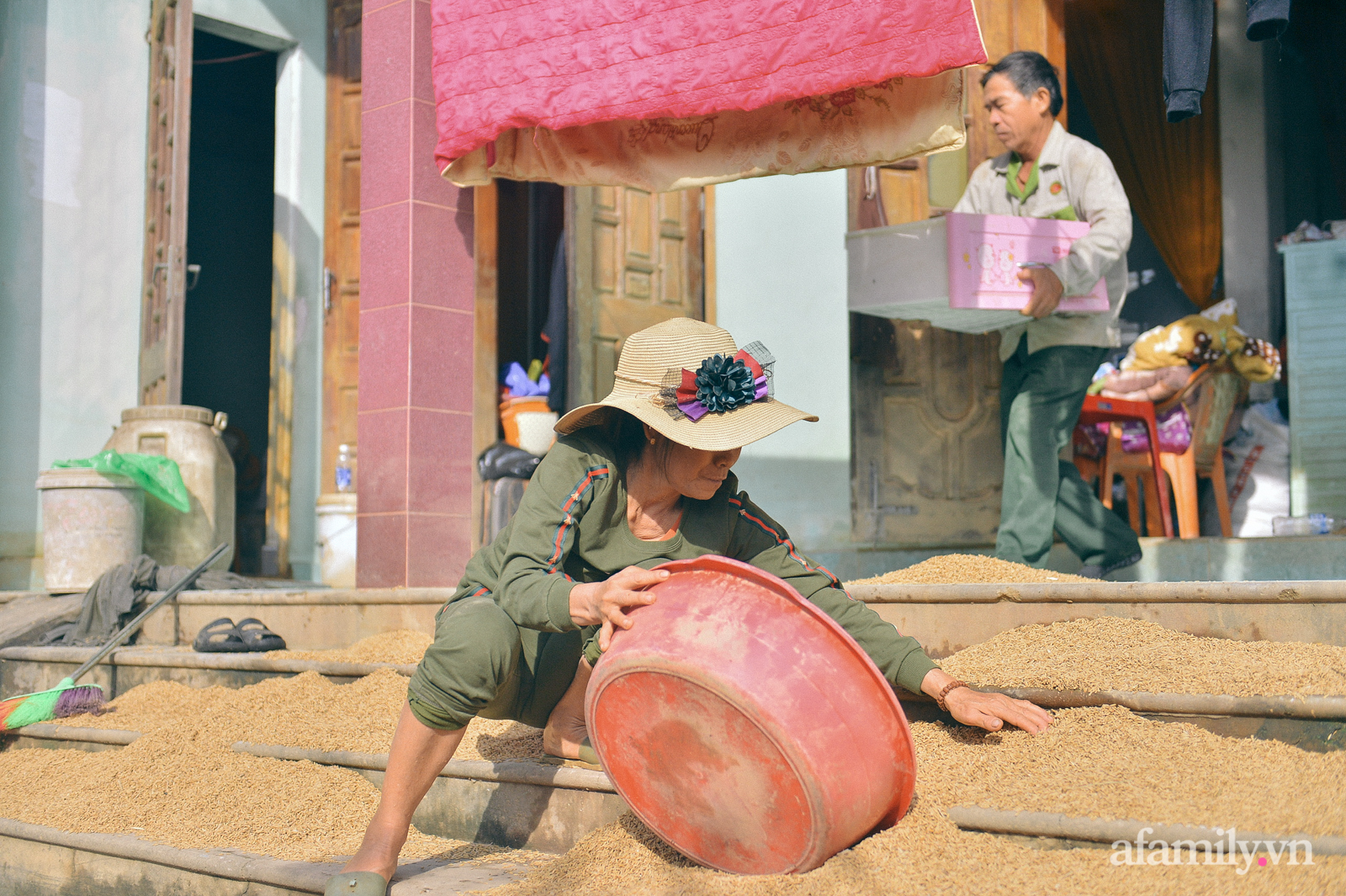 Ký ức người chết hụt trong trận 'đại hồng thủy' 70 năm mới thấy một lần: Trải nghiệm cận tử của em bé 4 tuổi, 3 tấn thóc mọc mầm và tinh thần “còn da lông mọc, còn chồi lên cây” - 9 Ký ức người chết hụt trong trận 'đại hồng thủy' 70 năm mới thấy một lần: Trải nghiệm cận tử của em bé 4 tuổi, 3 tấn thóc mọc mầm và tinh thần “còn da lông mọc, còn chồi lên cây” - 9