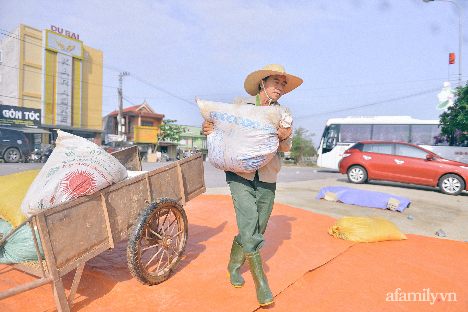Ký ức người chết hụt trong trận 'đại hồng thủy' 70 năm mới thấy một lần: Trải nghiệm cận tử của em bé 4 tuổi, 3 tấn thóc mọc mầm và tinh thần “còn da lông mọc, còn chồi lên cây” - 11 Ký ức người chết hụt trong trận 'đại hồng thủy' 70 năm mới thấy một lần: Trải nghiệm cận tử của em bé 4 tuổi, 3 tấn thóc mọc mầm và tinh thần “còn da lông mọc, còn chồi lên cây” - 11