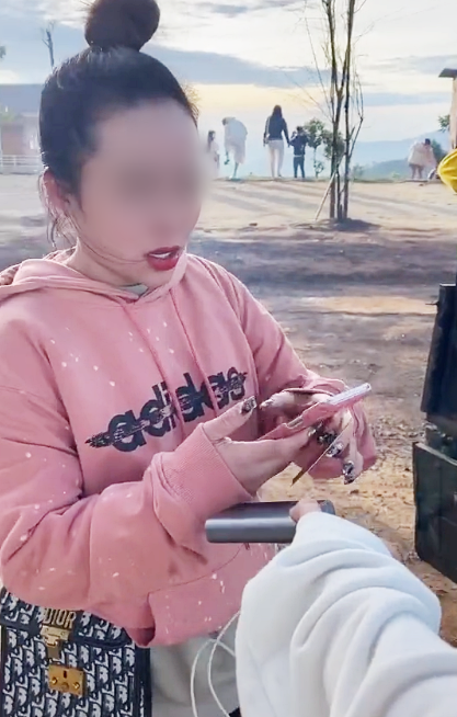 Nhóm bạn trẻ bức xúc tố lên Đà Lạt săn mây bị 'chặt chém' vô cớ 420.000 đồng tiền vé, còn bị người thu vé đánh rồi bỏ chạy vào rừng? Nhóm bạn trẻ bức xúc tố lên Đà Lạt săn mây bị 'chặt chém' vô cớ 420.000 đồng tiền vé, còn bị người thu vé đánh rồi bỏ chạy vào rừng?