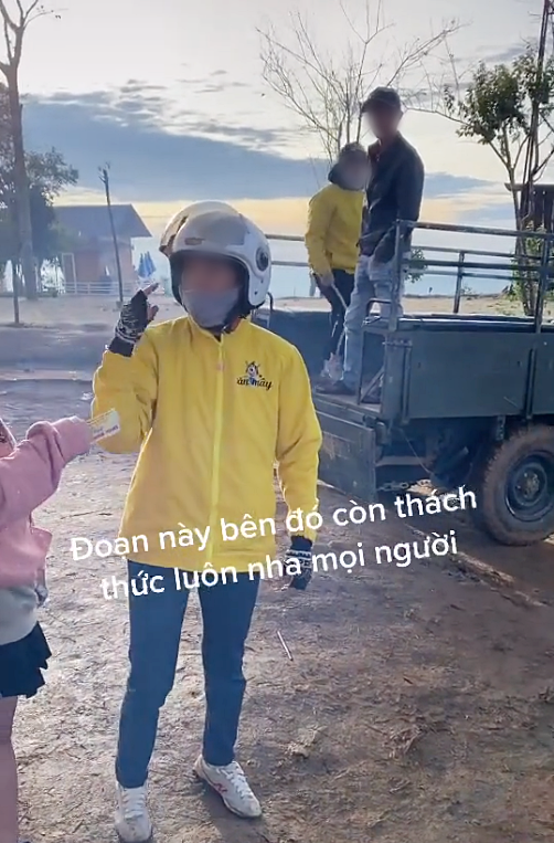 Nhóm bạn trẻ bức xúc tố lên Đà Lạt săn mây bị 'chặt chém' vô cớ 420.000 đồng tiền vé, còn bị người thu vé đánh rồi bỏ chạy vào rừng? - 3 Nhóm bạn trẻ bức xúc tố lên Đà Lạt săn mây bị 'chặt chém' vô cớ 420.000 đồng tiền vé, còn bị người thu vé đánh rồi bỏ chạy vào rừng? - 3