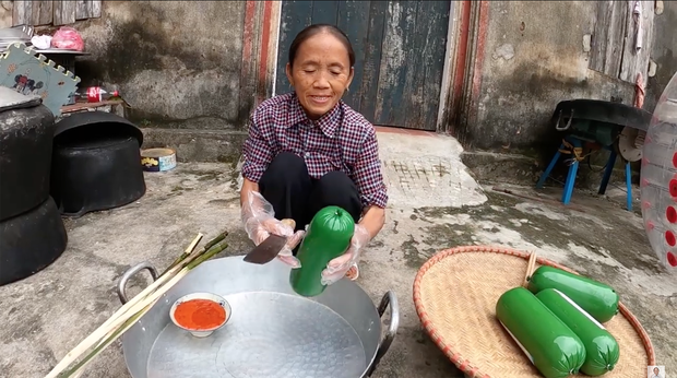 Lại thêm một món ăn 'chẳng ai hiểu chỉ mình Bà Tân hiểu' trong vlog mới: xúc xích nướng với sốt ớt lại còn ăn chung với... mỡ hành? Lại thêm một món ăn 'chẳng ai hiểu chỉ mình Bà Tân hiểu' trong vlog mới: xúc xích nướng với sốt ớt lại còn ăn chung với... mỡ hành?