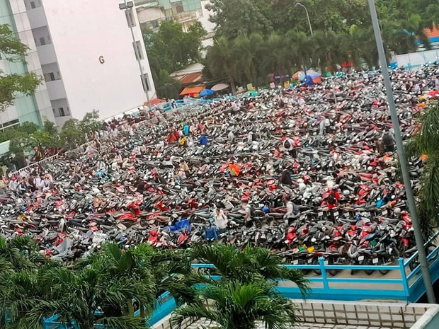 Nghẹt thở cảnh xe máy la liệt ở bãi giữ xe trường đại học: Sinh viên đi học sớm 30 phút nhưng mất cả tiếng để vào được trường Nghẹt thở cảnh xe máy la liệt ở bãi giữ xe trường đại học: Sinh viên đi học sớm 30 phút nhưng mất cả tiếng để vào được trường