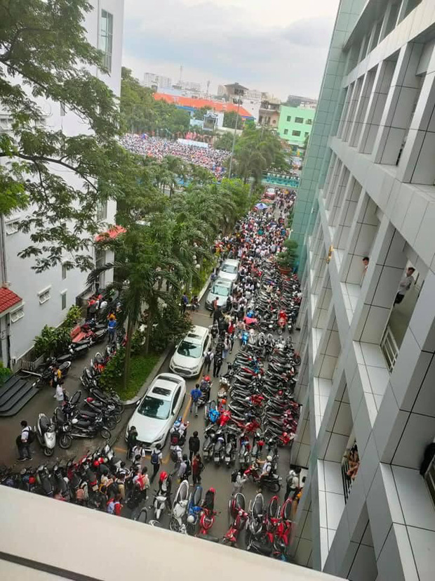 Nghẹt thở cảnh xe máy la liệt ở bãi giữ xe trường đại học: Sinh viên đi học sớm 30 phút nhưng mất cả tiếng để vào được trường - 1 Nghẹt thở cảnh xe máy la liệt ở bãi giữ xe trường đại học: Sinh viên đi học sớm 30 phút nhưng mất cả tiếng để vào được trường - 1