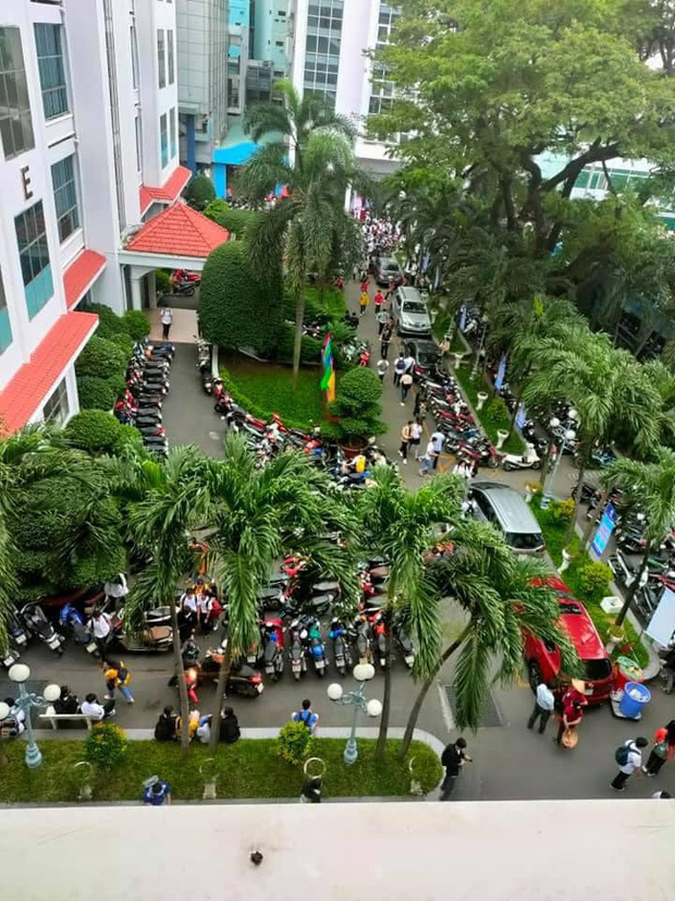 Nghẹt thở cảnh xe máy la liệt ở bãi giữ xe trường đại học: Sinh viên đi học sớm 30 phút nhưng mất cả tiếng để vào được trường - 2 Nghẹt thở cảnh xe máy la liệt ở bãi giữ xe trường đại học: Sinh viên đi học sớm 30 phút nhưng mất cả tiếng để vào được trường - 2
