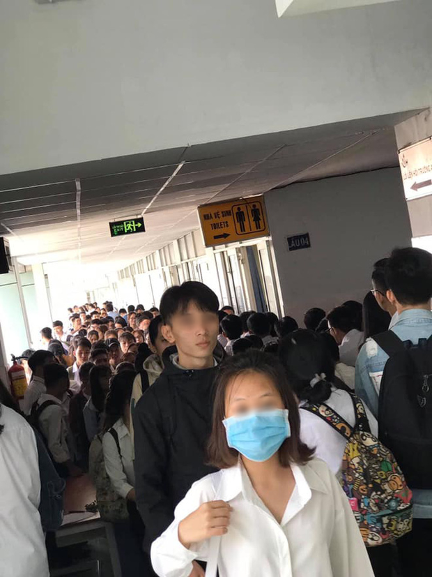 Nghẹt thở cảnh xe máy la liệt ở bãi giữ xe trường đại học: Sinh viên đi học sớm 30 phút nhưng mất cả tiếng để vào được trường - 4 Nghẹt thở cảnh xe máy la liệt ở bãi giữ xe trường đại học: Sinh viên đi học sớm 30 phút nhưng mất cả tiếng để vào được trường - 4