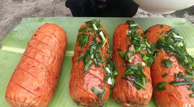 Lại thêm một món ăn 'chẳng ai hiểu chỉ mình Bà Tân hiểu' trong vlog mới: xúc xích nướng với sốt ớt lại còn ăn chung với... mỡ hành? - 5 Lại thêm một món ăn 'chẳng ai hiểu chỉ mình Bà Tân hiểu' trong vlog mới: xúc xích nướng với sốt ớt lại còn ăn chung với... mỡ hành? - 5