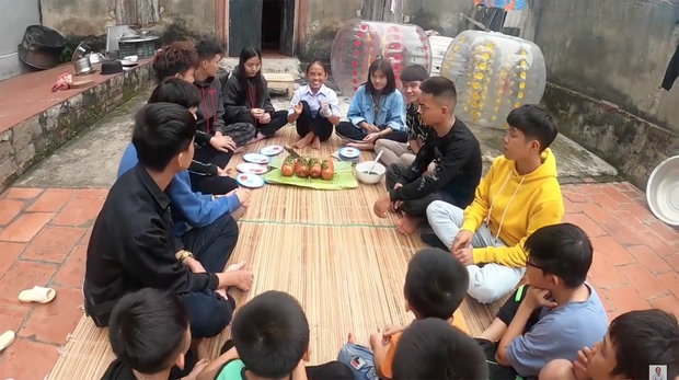 Lại thêm một món ăn 'chẳng ai hiểu chỉ mình Bà Tân hiểu' trong vlog mới: xúc xích nướng với sốt ớt lại còn ăn chung với... mỡ hành? - 6 Lại thêm một món ăn 'chẳng ai hiểu chỉ mình Bà Tân hiểu' trong vlog mới: xúc xích nướng với sốt ớt lại còn ăn chung với... mỡ hành? - 6