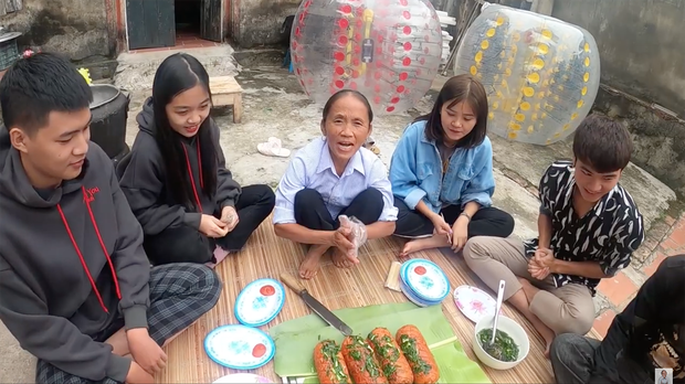 Lại thêm một món ăn 'chẳng ai hiểu chỉ mình Bà Tân hiểu' trong vlog mới: xúc xích nướng với sốt ớt lại còn ăn chung với... mỡ hành? - 7 Lại thêm một món ăn 'chẳng ai hiểu chỉ mình Bà Tân hiểu' trong vlog mới: xúc xích nướng với sốt ớt lại còn ăn chung với... mỡ hành? - 7