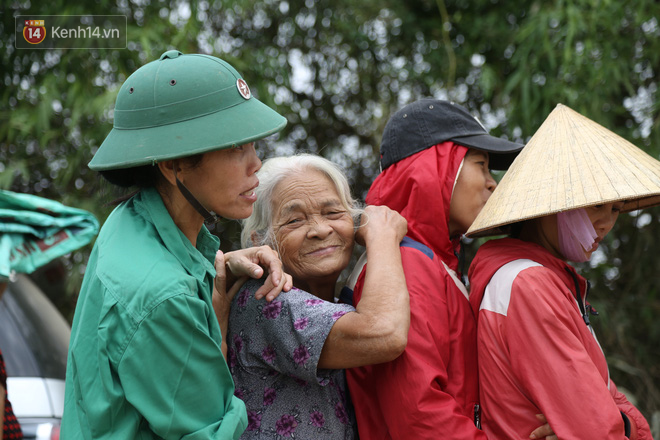 Tình người nơi lũ dữ đi qua: Hàng ngàn xe máy hỏng vì chìm trong biển nước, nhóm thợ tình nguyện sửa miễn phí cho bà con - 3 Tình người nơi lũ dữ đi qua: Hàng ngàn xe máy hỏng vì chìm trong biển nước, nhóm thợ tình nguyện sửa miễn phí cho bà con - 3