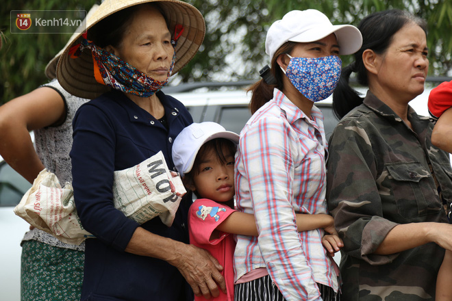 Tình người nơi lũ dữ đi qua: Hàng ngàn xe máy hỏng vì chìm trong biển nước, nhóm thợ tình nguyện sửa miễn phí cho bà con - 2 Tình người nơi lũ dữ đi qua: Hàng ngàn xe máy hỏng vì chìm trong biển nước, nhóm thợ tình nguyện sửa miễn phí cho bà con - 2
