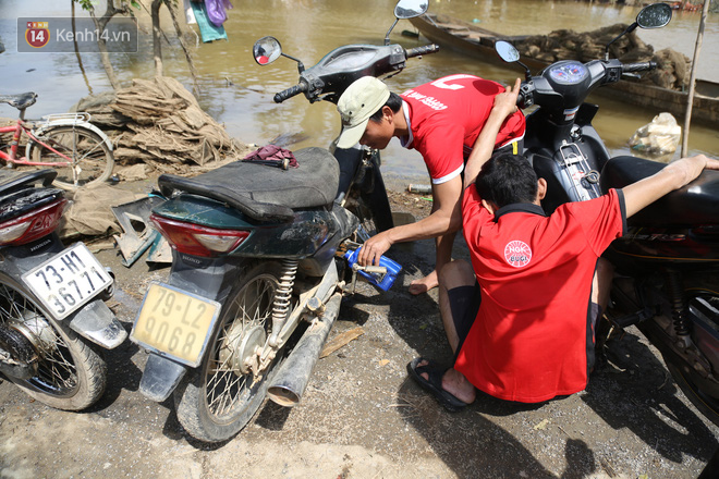 Tình người nơi lũ dữ đi qua: Hàng ngàn xe máy hỏng vì chìm trong biển nước, nhóm thợ tình nguyện sửa miễn phí cho bà con - 9 Tình người nơi lũ dữ đi qua: Hàng ngàn xe máy hỏng vì chìm trong biển nước, nhóm thợ tình nguyện sửa miễn phí cho bà con - 9
