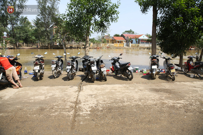 Tình người nơi lũ dữ đi qua: Hàng ngàn xe máy hỏng vì chìm trong biển nước, nhóm thợ tình nguyện sửa miễn phí cho bà con - 8 Tình người nơi lũ dữ đi qua: Hàng ngàn xe máy hỏng vì chìm trong biển nước, nhóm thợ tình nguyện sửa miễn phí cho bà con - 8