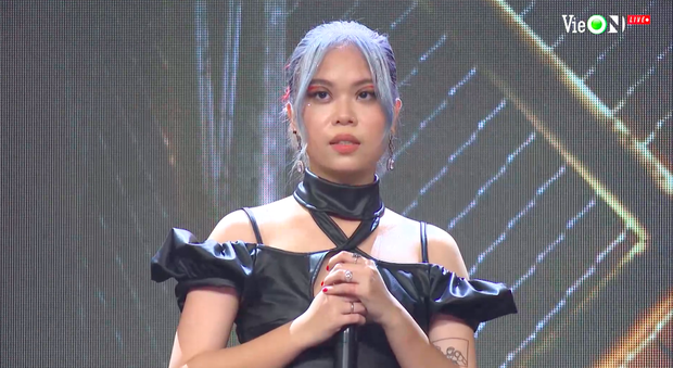 Tlinh chơi rap melody thâm thúy khiến MC Trấn Thành và Karik đứng ngồi không yên, Binz cũng nức nở - 6 Tlinh chơi rap melody thâm thúy khiến MC Trấn Thành và Karik đứng ngồi không yên, Binz cũng nức nở - 6