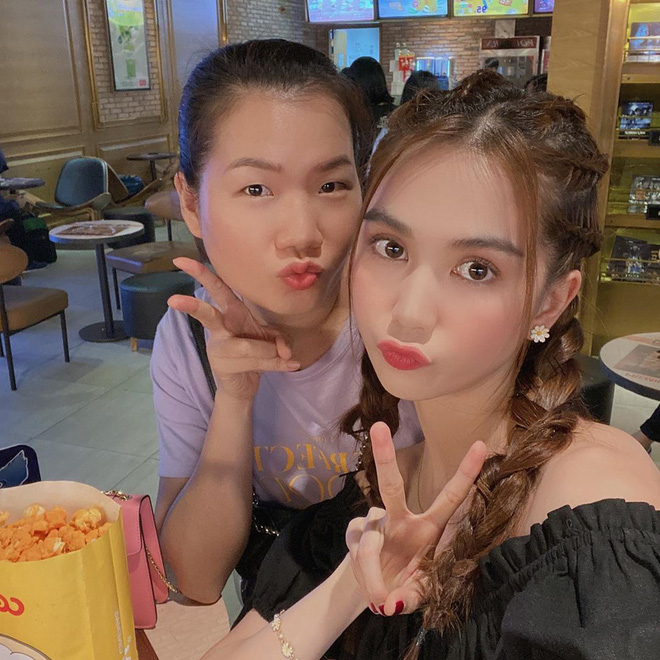Thúy Kiều cua gắt với pha lên đồ cực bén, diện đồng hồ 4 tỷ, túi xách 2,8 tỷ trong vlog mới của Ngọc Trinh: Nhan sắc lên hương, thần thái không vừa Thúy Kiều cua gắt với pha lên đồ cực bén, diện đồng hồ 4 tỷ, túi xách 2,8 tỷ trong vlog mới của Ngọc Trinh: Nhan sắc lên hương, thần thái không vừa