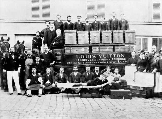 Chuyện về Louis Vuitton: Từ 2 bàn tay trắng gây dựng nên cả cơ đồ, trở thành biểu tượng xa xỉ của toàn thế giới - 1 Chuyện về Louis Vuitton: Từ 2 bàn tay trắng gây dựng nên cả cơ đồ, trở thành biểu tượng xa xỉ của toàn thế giới - 1