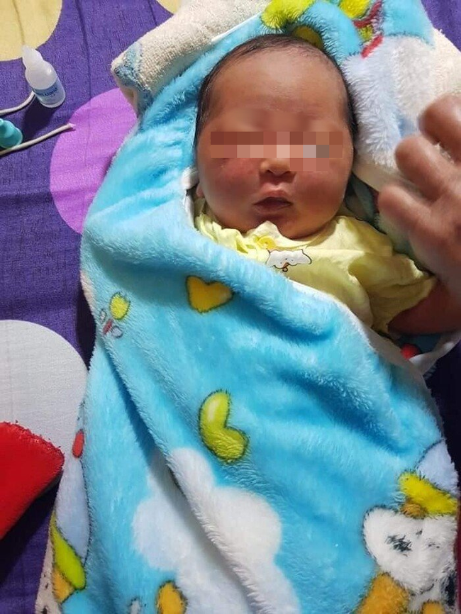 Hà Tĩnh: Phát hiện bé gái sơ sinh trong chiếc chăn nhung bị bỏ rơi ngoài đồng lúc rạng sáng Hà Tĩnh: Phát hiện bé gái sơ sinh trong chiếc chăn nhung bị bỏ rơi ngoài đồng lúc rạng sáng