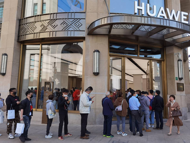 Mate 40 'cháy' đơn đặt trước, người mua tranh nhau vì sợ sau này Huawei cũng chẳng có hàng mà bán - 2 Mate 40 'cháy' đơn đặt trước, người mua tranh nhau vì sợ sau này Huawei cũng chẳng có hàng mà bán - 2
