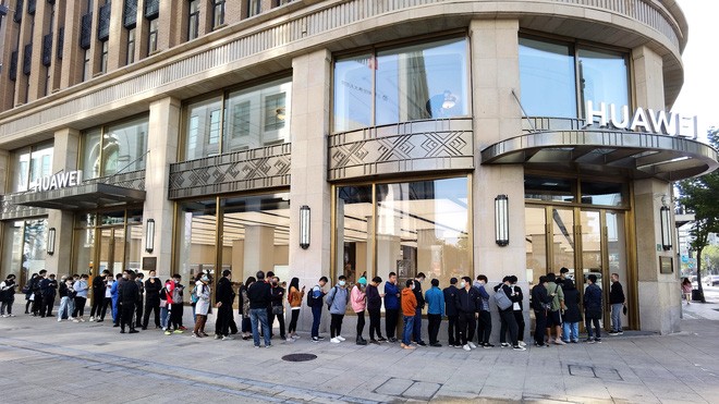 Mate 40 'cháy' đơn đặt trước, người mua tranh nhau vì sợ sau này Huawei cũng chẳng có hàng mà bán - 1 Mate 40 'cháy' đơn đặt trước, người mua tranh nhau vì sợ sau này Huawei cũng chẳng có hàng mà bán - 1
