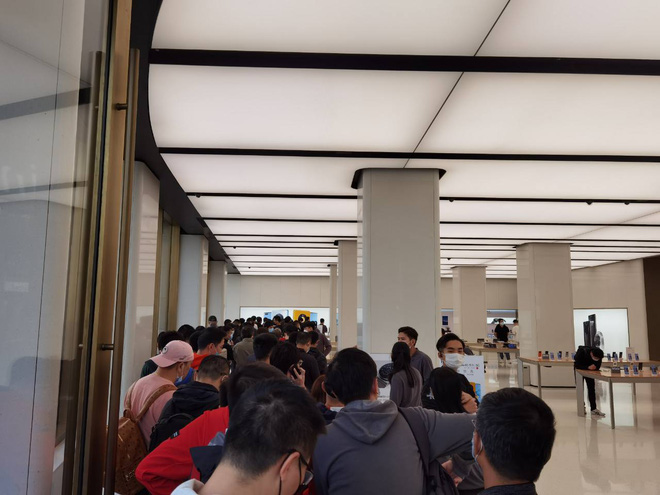 Mate 40 'cháy' đơn đặt trước, người mua tranh nhau vì sợ sau này Huawei cũng chẳng có hàng mà bán - 3 Mate 40 'cháy' đơn đặt trước, người mua tranh nhau vì sợ sau này Huawei cũng chẳng có hàng mà bán - 3