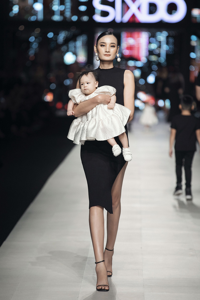 Lan Ngọc bế con nuôi của Đỗ Mạnh Cường catwalk, Lê Xuân Tiền có màn 'thoát y' gây choáng - 2 Lan Ngọc bế con nuôi của Đỗ Mạnh Cường catwalk, Lê Xuân Tiền có màn 'thoát y' gây choáng - 2