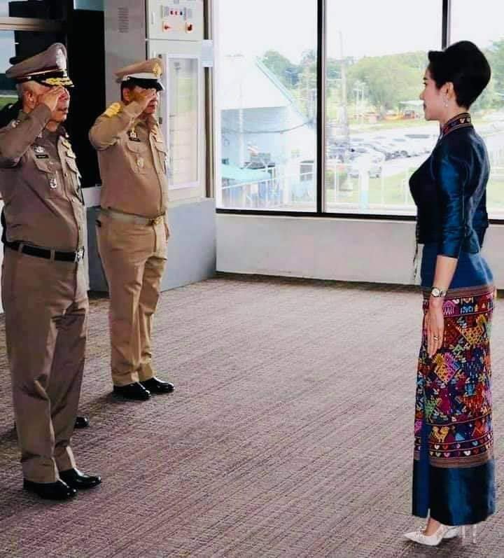 Hoàng quý phi Thái Lan "gây sốt" cộng đồng mạng nhờ một chi tiết thể hiện sự duyên dáng, phong thái đầy chuẩn mực hiếm ai có được - 9 Hoàng quý phi Thái Lan "gây sốt" cộng đồng mạng nhờ một chi tiết thể hiện sự duyên dáng, phong thái đầy chuẩn mực hiếm ai có được - 9
