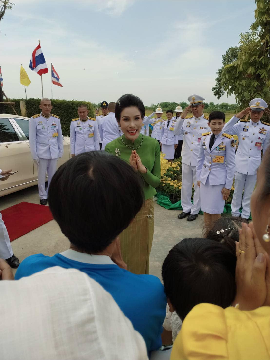 Hoàng quý phi Thái Lan "gây sốt" cộng đồng mạng nhờ một chi tiết thể hiện sự duyên dáng, phong thái đầy chuẩn mực hiếm ai có được - 5 Hoàng quý phi Thái Lan "gây sốt" cộng đồng mạng nhờ một chi tiết thể hiện sự duyên dáng, phong thái đầy chuẩn mực hiếm ai có được - 5