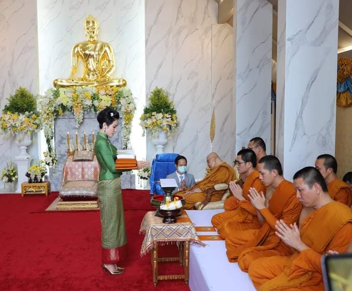 Hoàng quý phi Thái Lan "gây sốt" cộng đồng mạng nhờ một chi tiết thể hiện sự duyên dáng, phong thái đầy chuẩn mực hiếm ai có được - 4 Hoàng quý phi Thái Lan "gây sốt" cộng đồng mạng nhờ một chi tiết thể hiện sự duyên dáng, phong thái đầy chuẩn mực hiếm ai có được - 4
