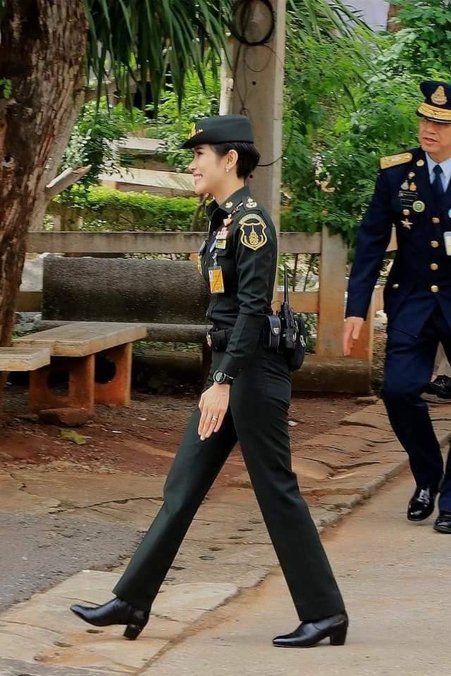 Hoàng quý phi Thái Lan "gây sốt" cộng đồng mạng nhờ một chi tiết thể hiện sự duyên dáng, phong thái đầy chuẩn mực hiếm ai có được - 7 Hoàng quý phi Thái Lan "gây sốt" cộng đồng mạng nhờ một chi tiết thể hiện sự duyên dáng, phong thái đầy chuẩn mực hiếm ai có được - 7