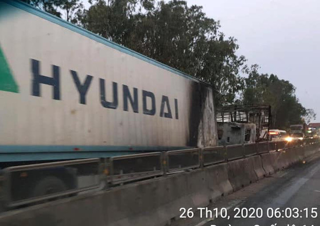 Tai nạn liên hoàn, xe container đấu đầu xe tải rồi 2 xe cháy trơ khung trên Quốc lộ 1A - 8 Tai nạn liên hoàn, xe container đấu đầu xe tải rồi 2 xe cháy trơ khung trên Quốc lộ 1A - 8