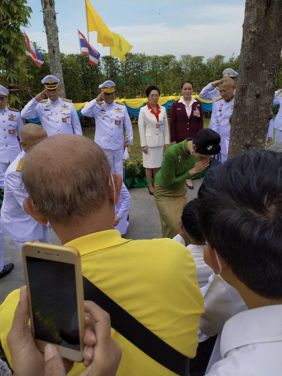Hoàng quý phi Thái Lan "gây sốt" cộng đồng mạng nhờ một chi tiết thể hiện sự duyên dáng, phong thái đầy chuẩn mực hiếm ai có được - 3 Hoàng quý phi Thái Lan "gây sốt" cộng đồng mạng nhờ một chi tiết thể hiện sự duyên dáng, phong thái đầy chuẩn mực hiếm ai có được - 3