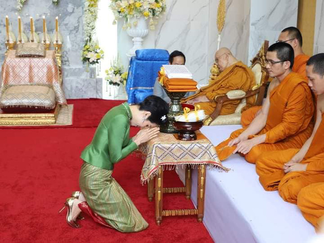 Hoàng quý phi Thái Lan "gây sốt" cộng đồng mạng nhờ một chi tiết thể hiện sự duyên dáng, phong thái đầy chuẩn mực hiếm ai có được Hoàng quý phi Thái Lan "gây sốt" cộng đồng mạng nhờ một chi tiết thể hiện sự duyên dáng, phong thái đầy chuẩn mực hiếm ai có được