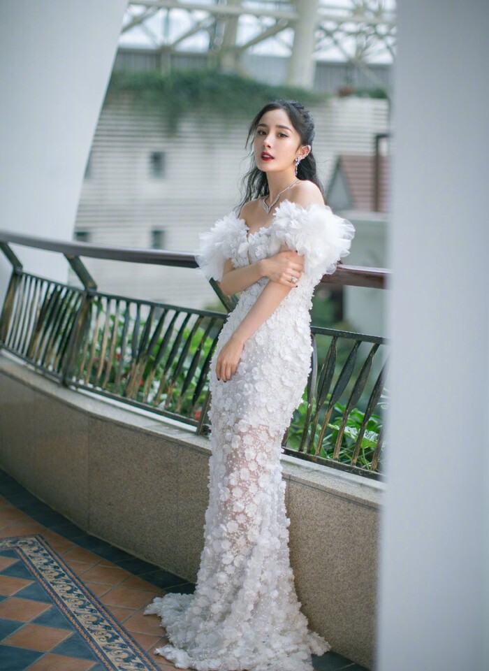 Đêm hội ELLE 2020: Dương Mịch, Cổ Lực Na Trát, Hồ Hạnh Nhi khoe ngực đầy, thần thái đỉnh cao - 1 Đêm hội ELLE 2020: Dương Mịch, Cổ Lực Na Trát, Hồ Hạnh Nhi khoe ngực đầy, thần thái đỉnh cao - 1