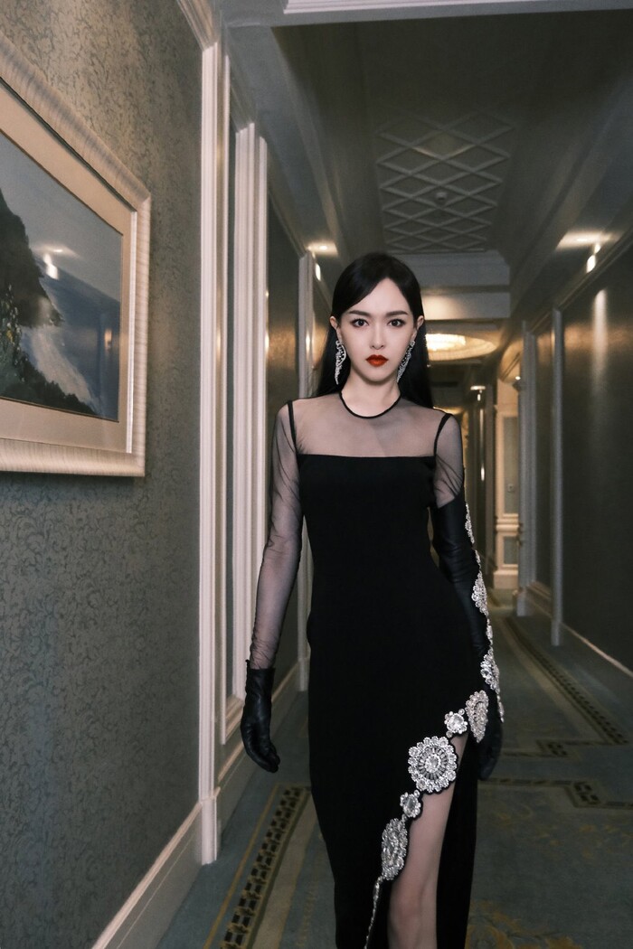 Đêm hội ELLE 2020: Dương Mịch, Cổ Lực Na Trát, Hồ Hạnh Nhi khoe ngực đầy, thần thái đỉnh cao - 6 Đêm hội ELLE 2020: Dương Mịch, Cổ Lực Na Trát, Hồ Hạnh Nhi khoe ngực đầy, thần thái đỉnh cao - 6