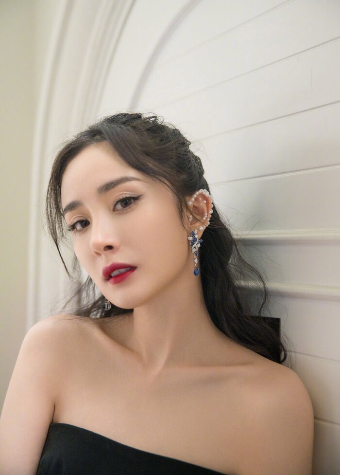 Đêm hội ELLE 2020: Dương Mịch, Cổ Lực Na Trát, Hồ Hạnh Nhi khoe ngực đầy, thần thái đỉnh cao - 4 Đêm hội ELLE 2020: Dương Mịch, Cổ Lực Na Trát, Hồ Hạnh Nhi khoe ngực đầy, thần thái đỉnh cao - 4