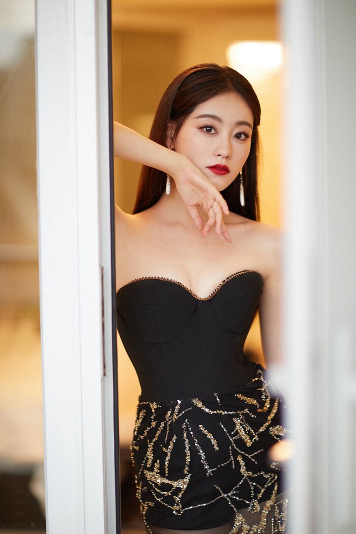 Đêm hội ELLE 2020: Dương Mịch, Cổ Lực Na Trát, Hồ Hạnh Nhi khoe ngực đầy, thần thái đỉnh cao - 15 Đêm hội ELLE 2020: Dương Mịch, Cổ Lực Na Trát, Hồ Hạnh Nhi khoe ngực đầy, thần thái đỉnh cao - 15