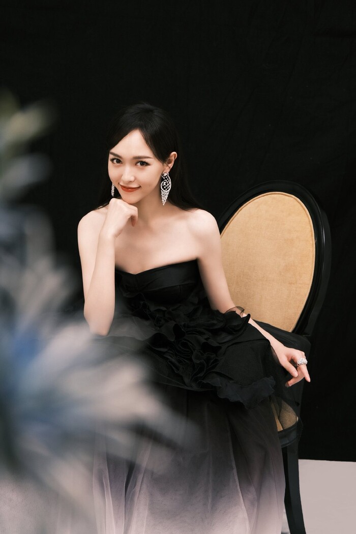 Đêm hội ELLE 2020: Dương Mịch, Cổ Lực Na Trát, Hồ Hạnh Nhi khoe ngực đầy, thần thái đỉnh cao - 8 Đêm hội ELLE 2020: Dương Mịch, Cổ Lực Na Trát, Hồ Hạnh Nhi khoe ngực đầy, thần thái đỉnh cao - 8