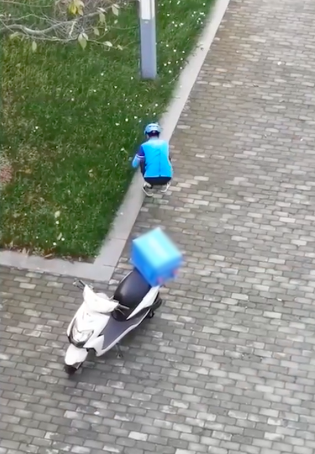 Anh shipper đang giao đồ ăn thì dừng xe để… nhặt hoa dại bên đường, hành động sau đó khiến ai xem cũng vui lây Anh shipper đang giao đồ ăn thì dừng xe để… nhặt hoa dại bên đường, hành động sau đó khiến ai xem cũng vui lây