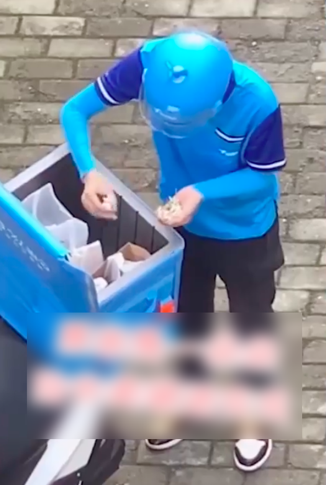 Anh shipper đang giao đồ ăn thì dừng xe để… nhặt hoa dại bên đường, hành động sau đó khiến ai xem cũng vui lây - 3 Anh shipper đang giao đồ ăn thì dừng xe để… nhặt hoa dại bên đường, hành động sau đó khiến ai xem cũng vui lây - 3