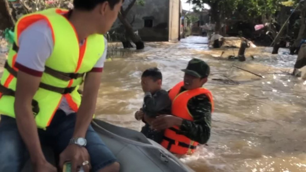 Người đàn ông lao xuống bế cậu bé dưới dòng nước lũ: 'Hành động của tôi chỉ là phản xạ tự nhiên, bế cháu bé lên mà trái tim tôi thấy nhói' - 1 Người đàn ông lao xuống bế cậu bé dưới dòng nước lũ: 'Hành động của tôi chỉ là phản xạ tự nhiên, bế cháu bé lên mà trái tim tôi thấy nhói' - 1